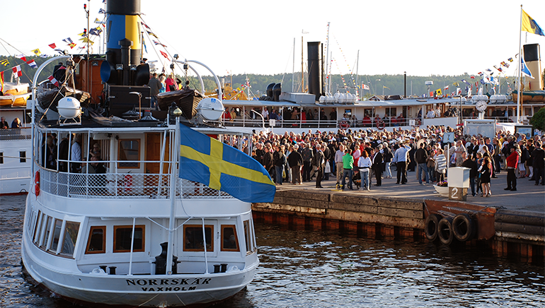 Bild från tidigare års evenemang då båtarna anländer till kajen i Vaxholm.