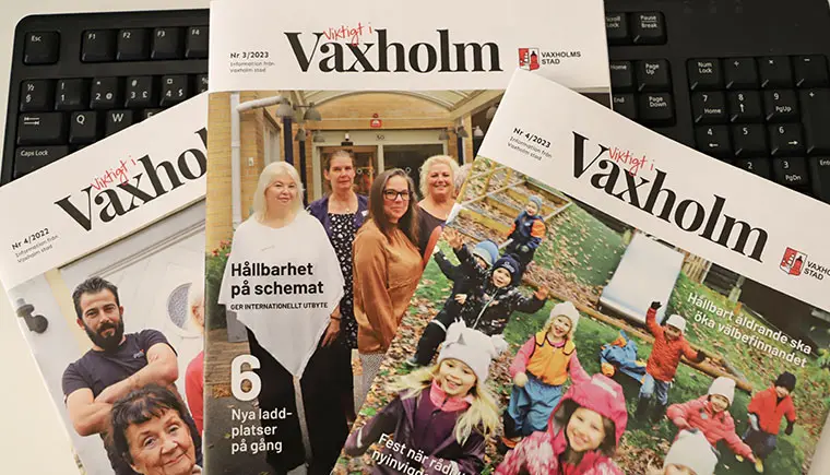 Tre tidningar med namnet Viktigt i Vaxholm, placerade på ett tangentbord.