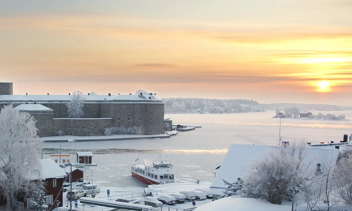 Vy över Vaxholms hamn och kastellet vintertid.