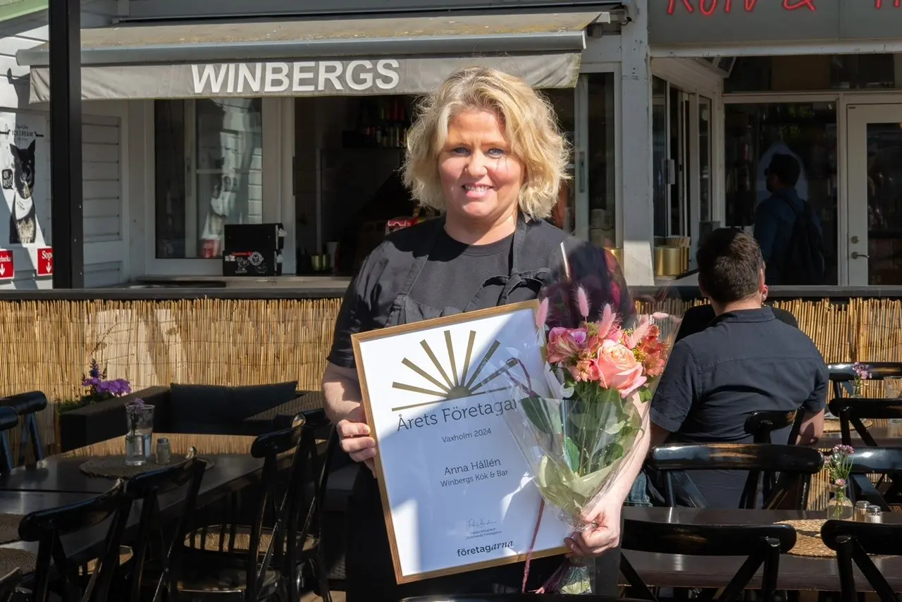Årets företagare Anna Hållén med diplomet i händerna. 