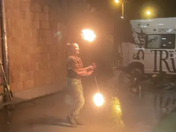 Kvinna från gycklargruppen Trix som jonglerar med eldklot.