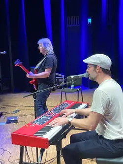 Janne Schaffer gitarr och Jonas Gideon sång och piano. 
