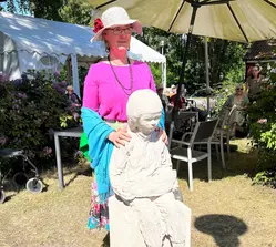 Anna Gergwe står bakom sin staty Fiskarflicka.